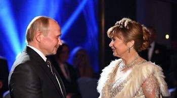 Путин и Токаев пообщались с артистами после гала-концерта.