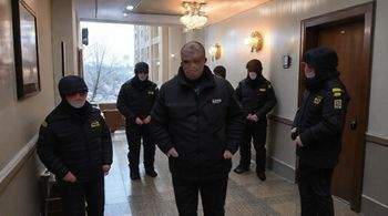 С курьера взыскали 11 млн рублей по делу об афере с квартирой Долиной.