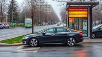 В Твери машина врезалась в автобусную остановку.